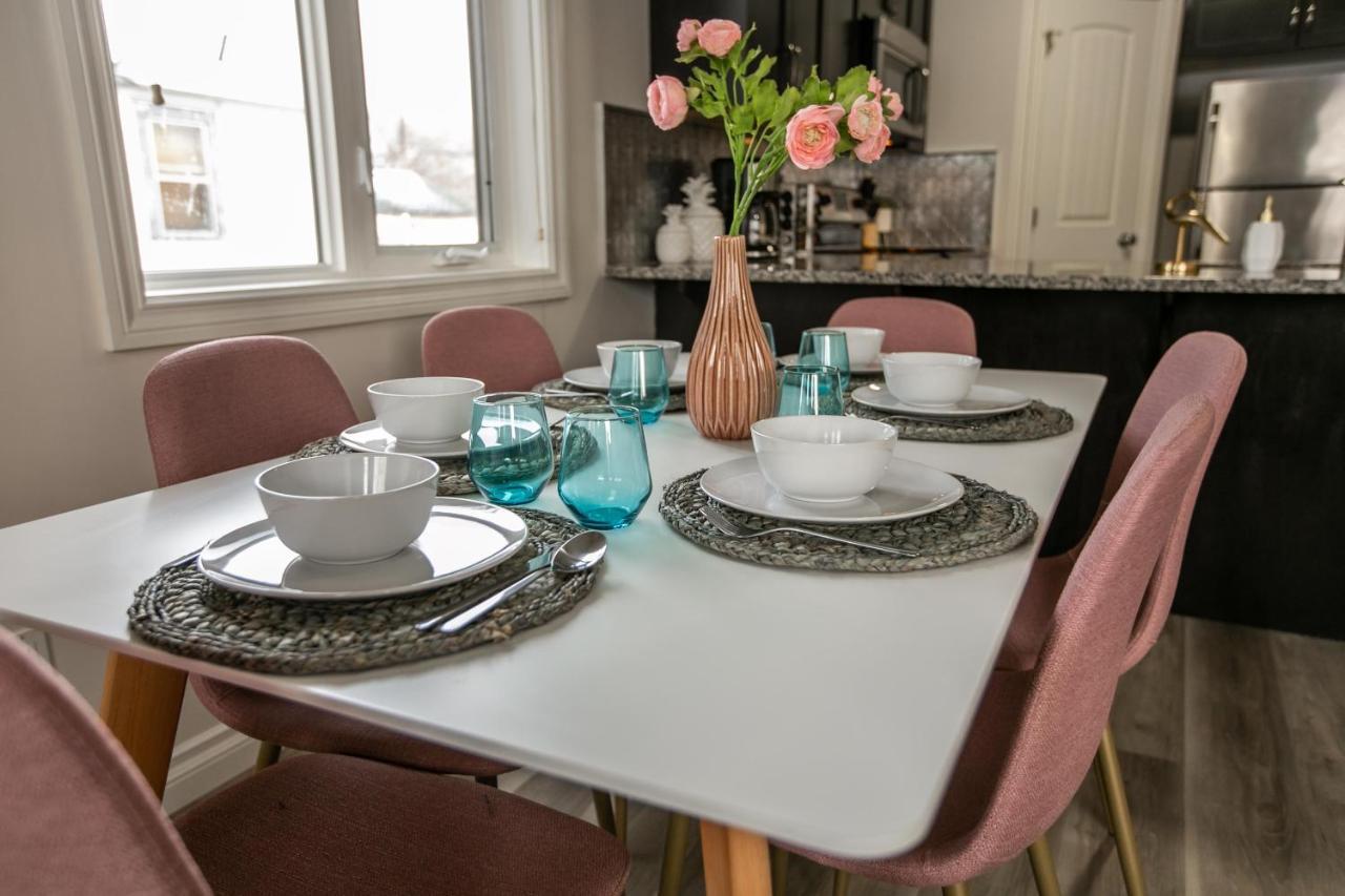 אדמונטון Mediterranean Retreat - King Bed - Fireplace - Jacuzzi - Fast Wi-Fi - Games Room - Free Parking & Netflix מראה חיצוני תמונה