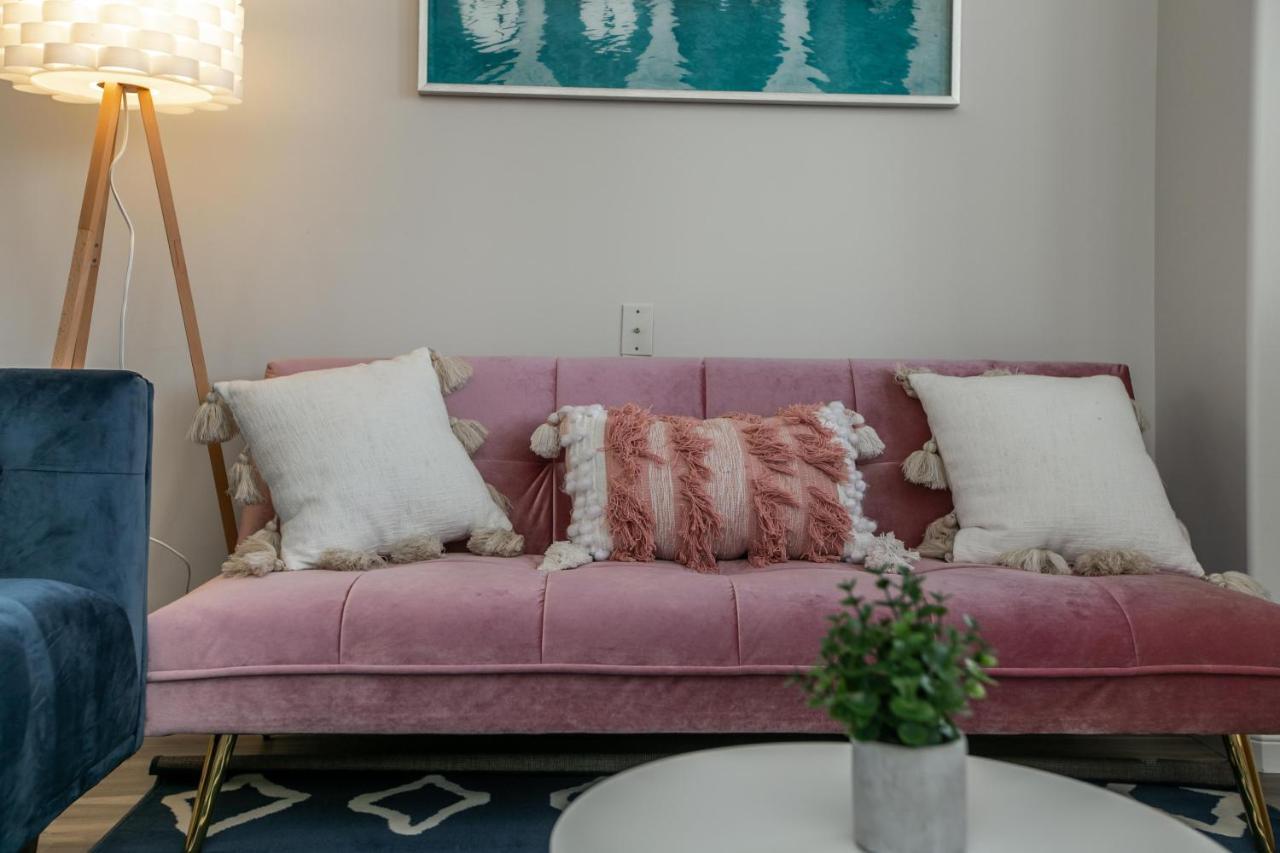 אדמונטון Mediterranean Retreat - King Bed - Fireplace - Jacuzzi - Fast Wi-Fi - Games Room - Free Parking & Netflix מראה חיצוני תמונה
