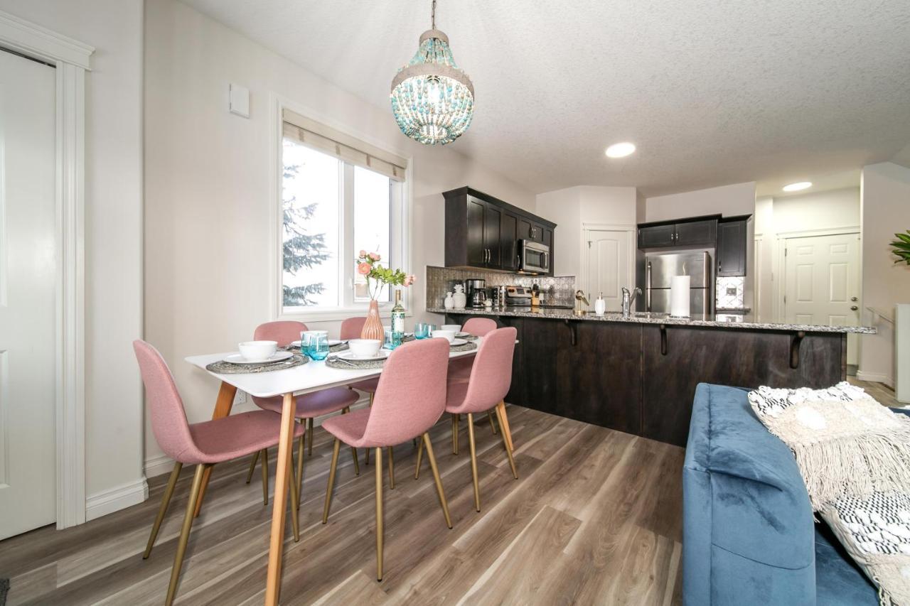 אדמונטון Mediterranean Retreat - King Bed - Fireplace - Jacuzzi - Fast Wi-Fi - Games Room - Free Parking & Netflix מראה חיצוני תמונה