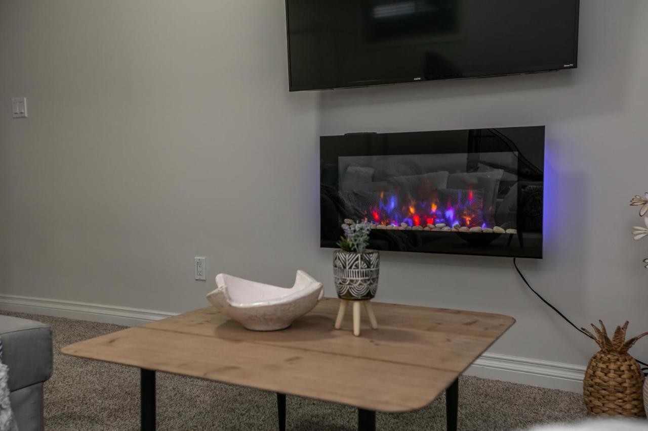 אדמונטון Mediterranean Retreat - King Bed - Fireplace - Jacuzzi - Fast Wi-Fi - Games Room - Free Parking & Netflix מראה חיצוני תמונה