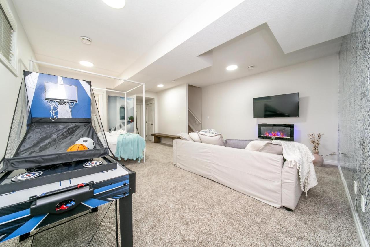 אדמונטון Mediterranean Retreat - King Bed - Fireplace - Jacuzzi - Fast Wi-Fi - Games Room - Free Parking & Netflix מראה חיצוני תמונה