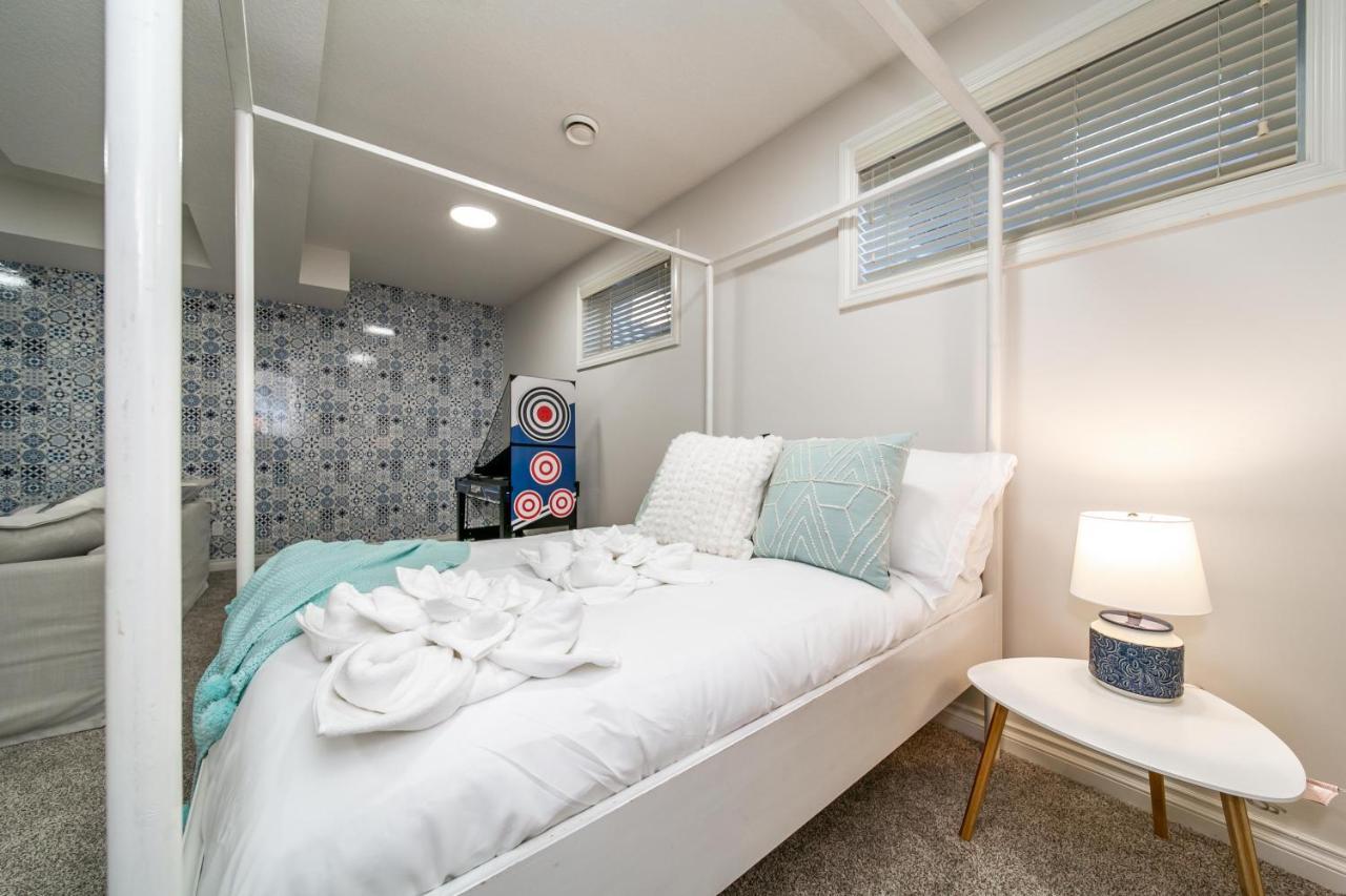 אדמונטון Mediterranean Retreat - King Bed - Fireplace - Jacuzzi - Fast Wi-Fi - Games Room - Free Parking & Netflix מראה חיצוני תמונה