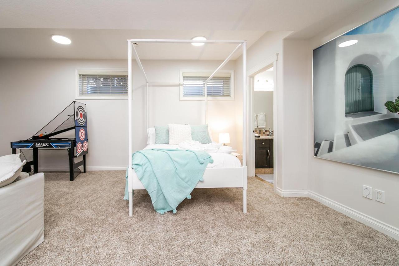 אדמונטון Mediterranean Retreat - King Bed - Fireplace - Jacuzzi - Fast Wi-Fi - Games Room - Free Parking & Netflix מראה חיצוני תמונה