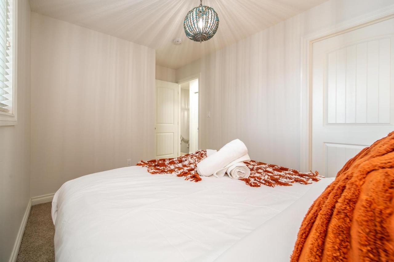 אדמונטון Mediterranean Retreat - King Bed - Fireplace - Jacuzzi - Fast Wi-Fi - Games Room - Free Parking & Netflix מראה חיצוני תמונה