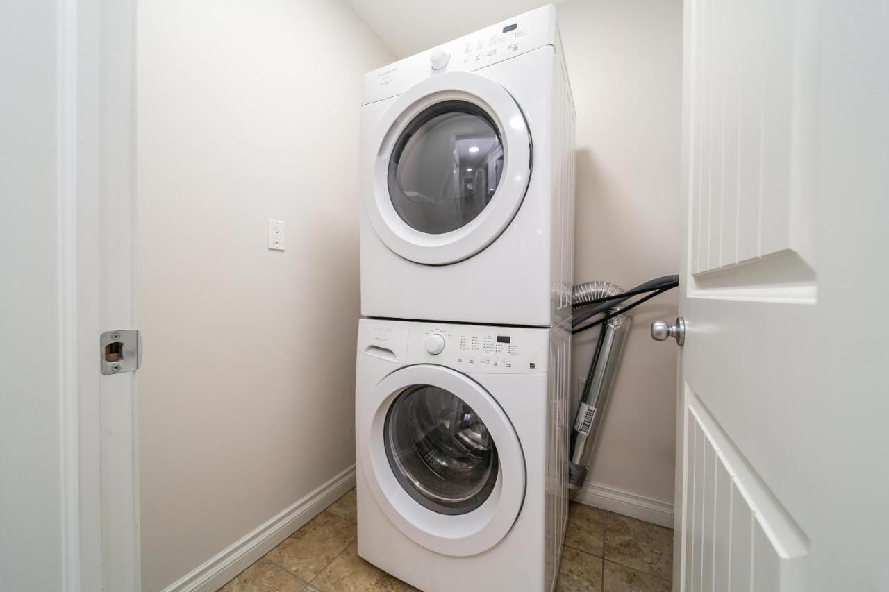 אדמונטון Mediterranean Retreat - King Bed - Fireplace - Jacuzzi - Fast Wi-Fi - Games Room - Free Parking & Netflix מראה חיצוני תמונה