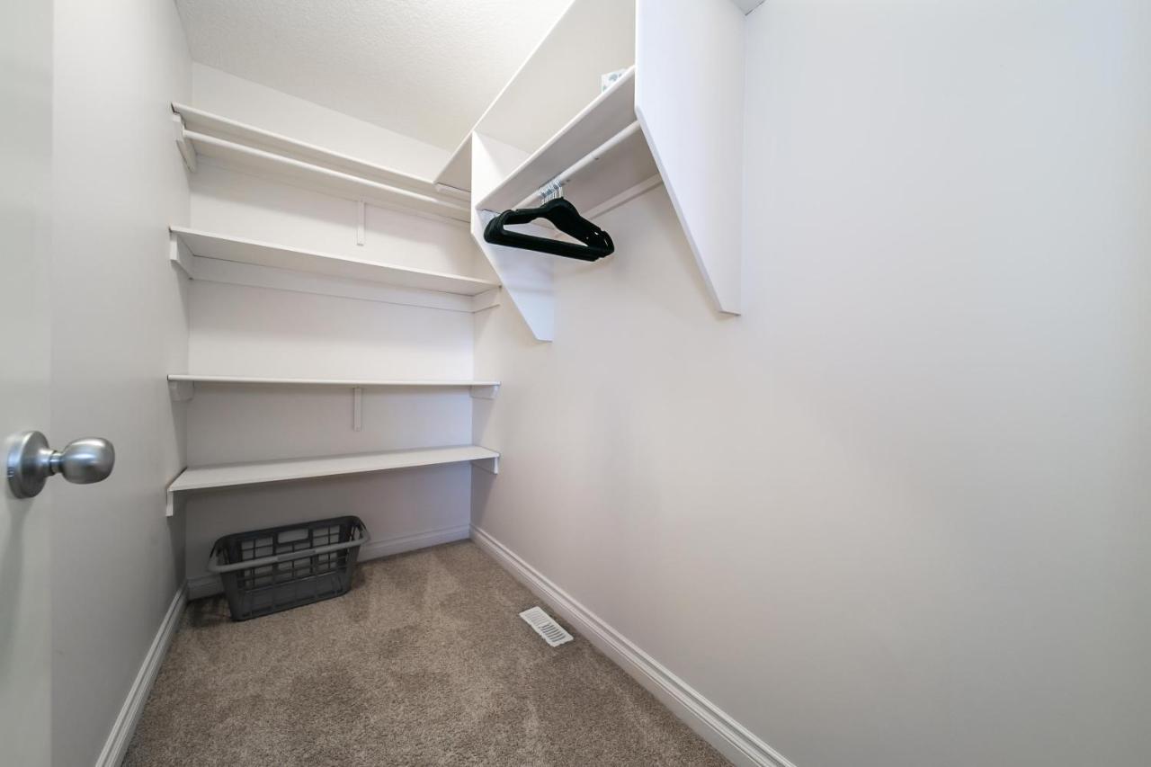 אדמונטון Mediterranean Retreat - King Bed - Fireplace - Jacuzzi - Fast Wi-Fi - Games Room - Free Parking & Netflix מראה חיצוני תמונה