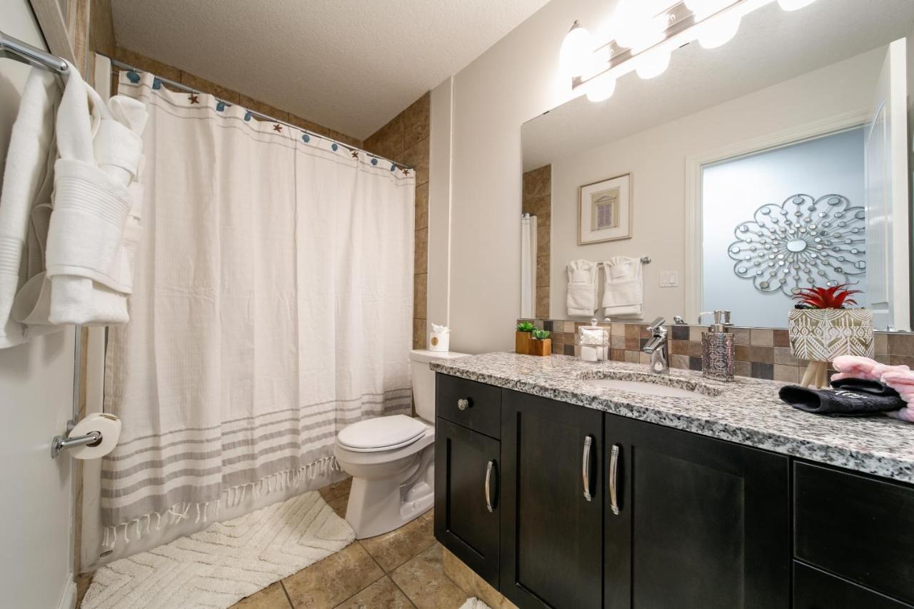 אדמונטון Mediterranean Retreat - King Bed - Fireplace - Jacuzzi - Fast Wi-Fi - Games Room - Free Parking & Netflix מראה חיצוני תמונה
