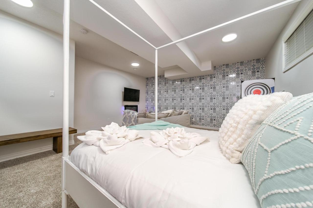 אדמונטון Mediterranean Retreat - King Bed - Fireplace - Jacuzzi - Fast Wi-Fi - Games Room - Free Parking & Netflix מראה חיצוני תמונה