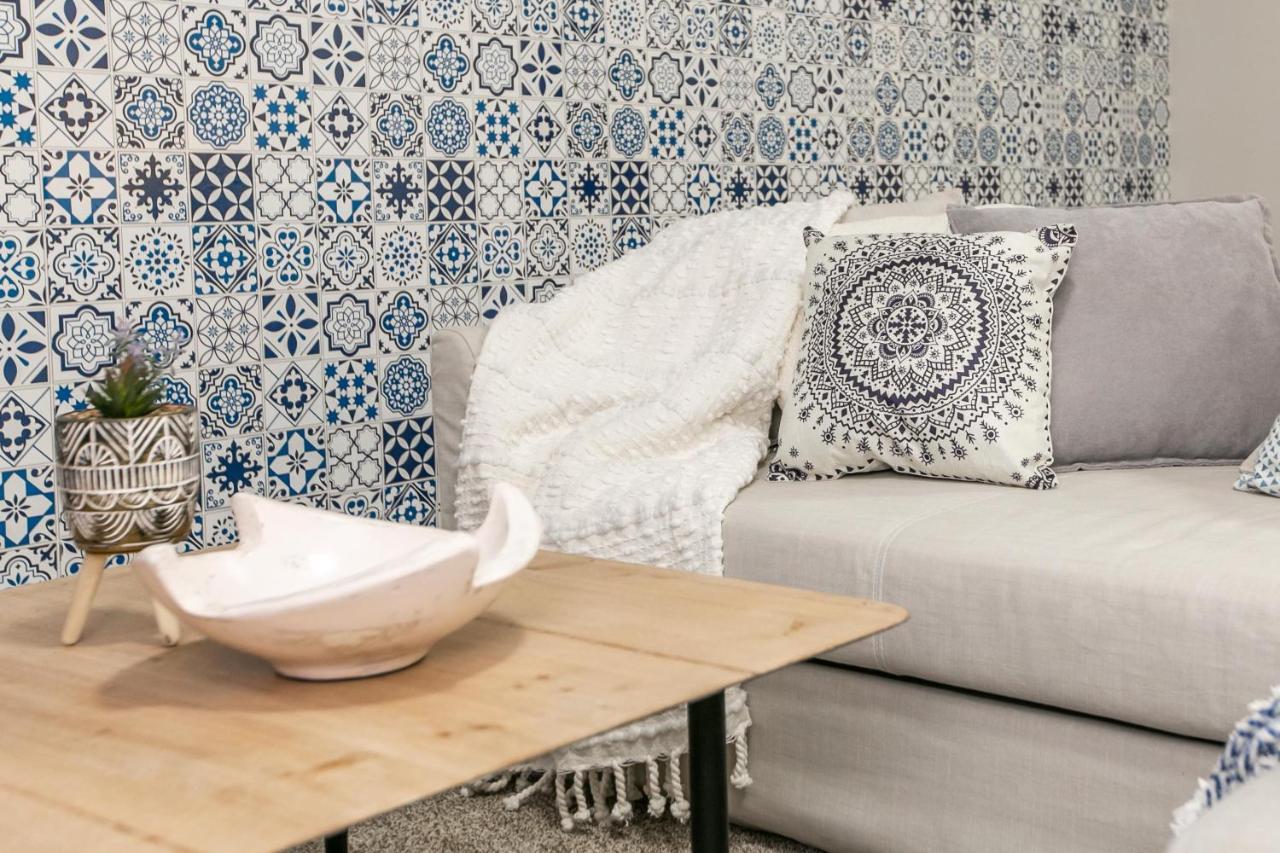 אדמונטון Mediterranean Retreat - King Bed - Fireplace - Jacuzzi - Fast Wi-Fi - Games Room - Free Parking & Netflix מראה חיצוני תמונה