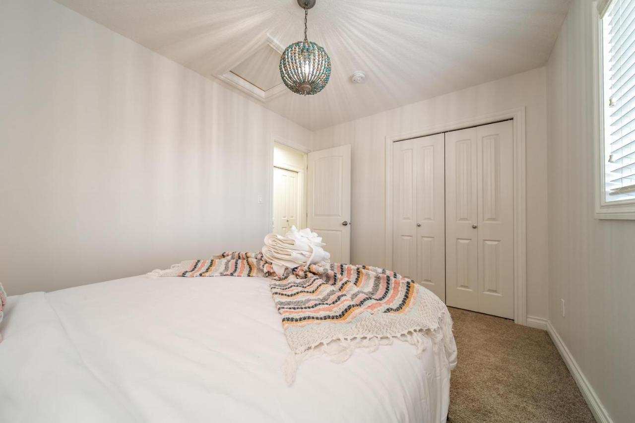 אדמונטון Mediterranean Retreat - King Bed - Fireplace - Jacuzzi - Fast Wi-Fi - Games Room - Free Parking & Netflix מראה חיצוני תמונה
