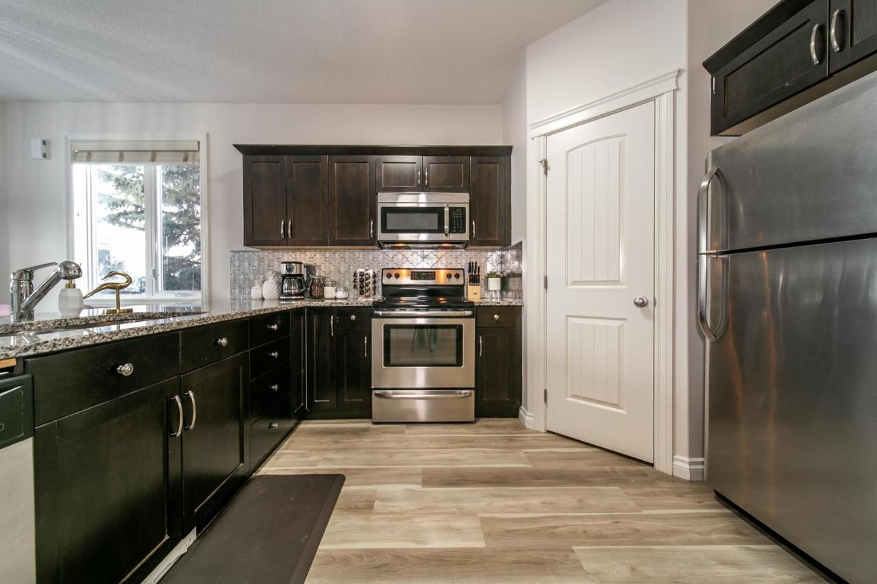 אדמונטון Mediterranean Retreat - King Bed - Fireplace - Jacuzzi - Fast Wi-Fi - Games Room - Free Parking & Netflix מראה חיצוני תמונה