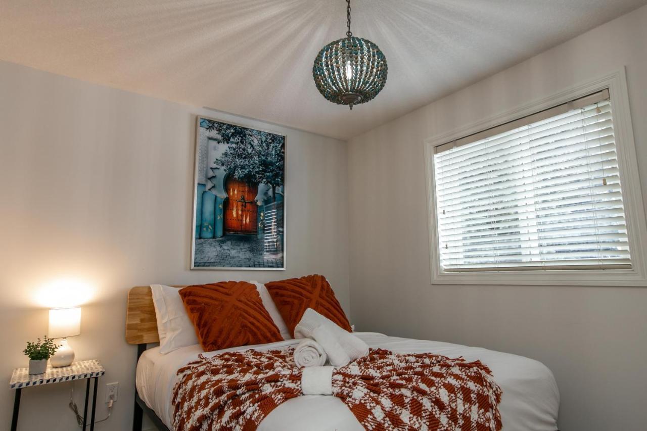 אדמונטון Mediterranean Retreat - King Bed - Fireplace - Jacuzzi - Fast Wi-Fi - Games Room - Free Parking & Netflix מראה חיצוני תמונה