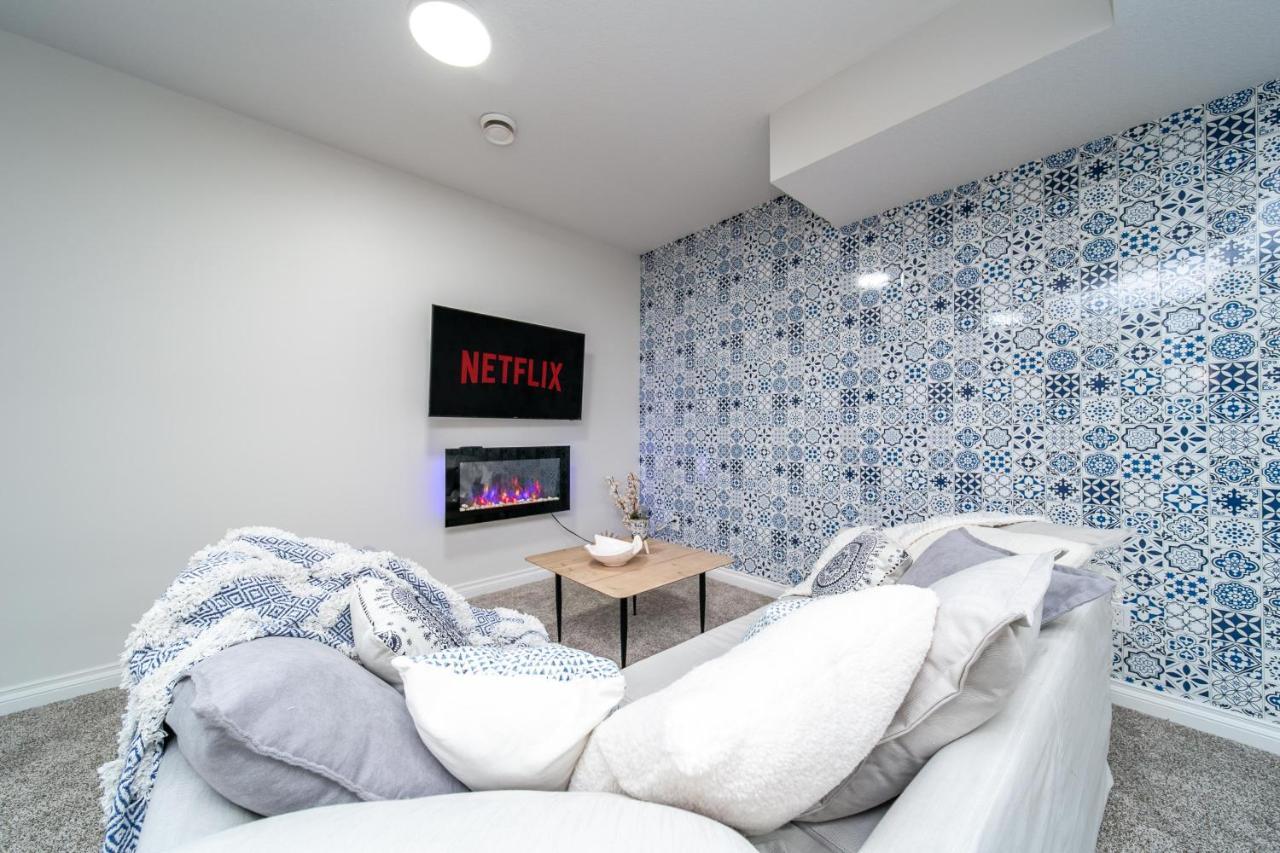 אדמונטון Mediterranean Retreat - King Bed - Fireplace - Jacuzzi - Fast Wi-Fi - Games Room - Free Parking & Netflix מראה חיצוני תמונה
