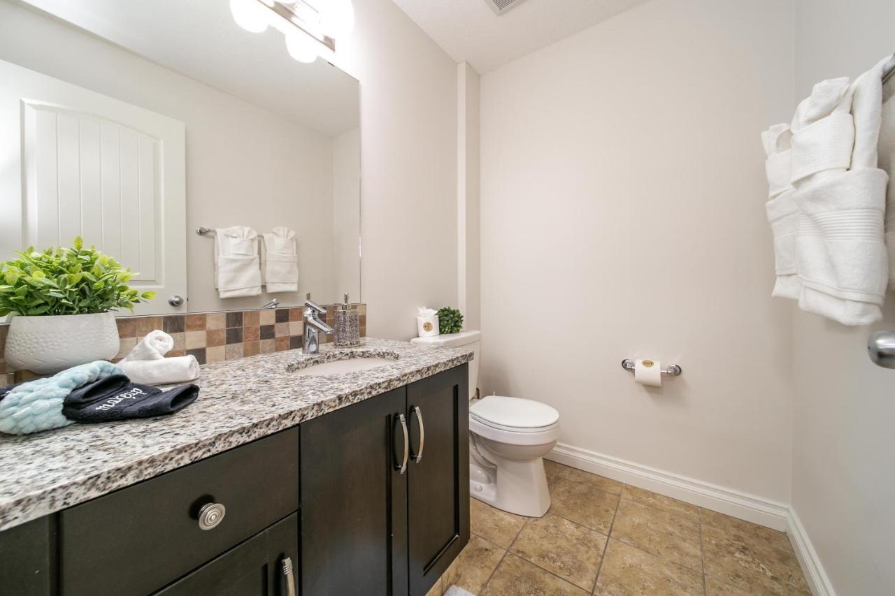אדמונטון Mediterranean Retreat - King Bed - Fireplace - Jacuzzi - Fast Wi-Fi - Games Room - Free Parking & Netflix מראה חיצוני תמונה