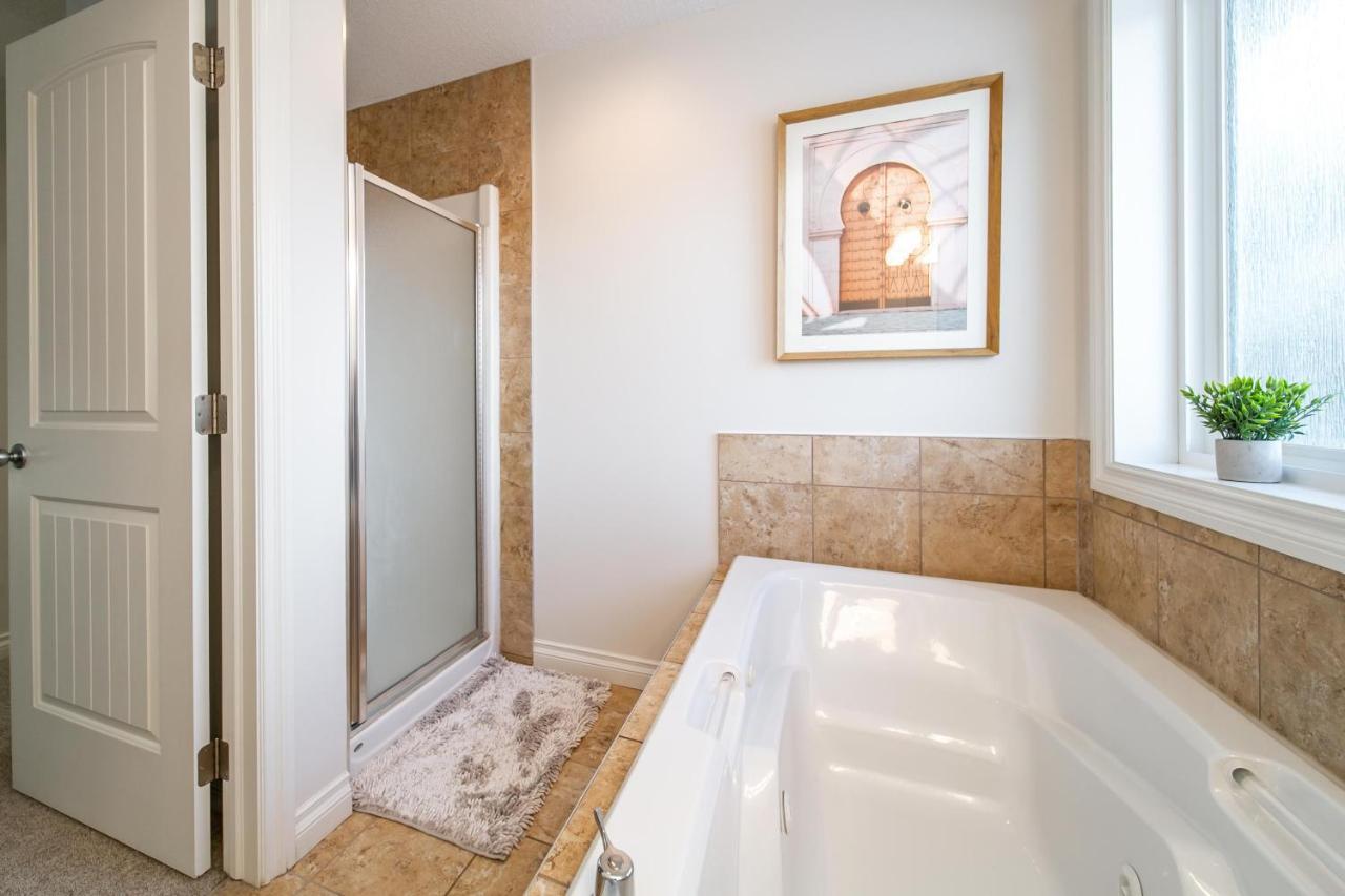 אדמונטון Mediterranean Retreat - King Bed - Fireplace - Jacuzzi - Fast Wi-Fi - Games Room - Free Parking & Netflix מראה חיצוני תמונה