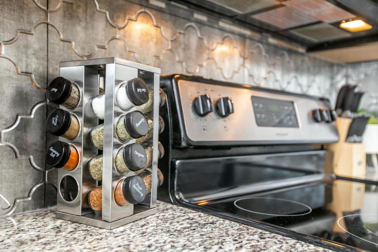 אדמונטון Mediterranean Retreat - King Bed - Fireplace - Jacuzzi - Fast Wi-Fi - Games Room - Free Parking & Netflix מראה חיצוני תמונה